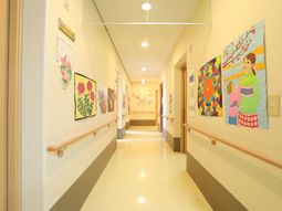 廊下に飾られた壁掛け芸術