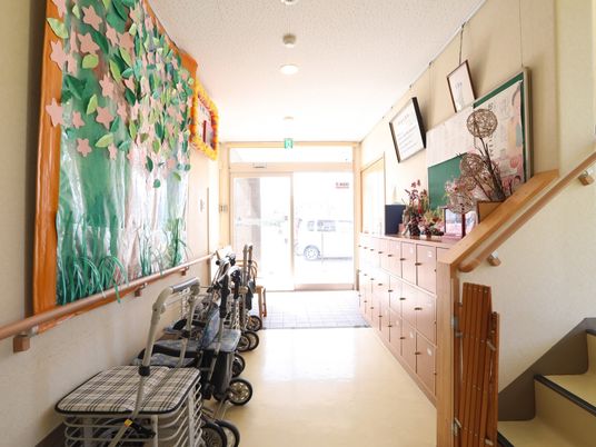 廊下の手すりと掲示物