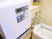 サムネイル 手洗いができる場所の上にはとくちゅな機械があり、電源が入っている。