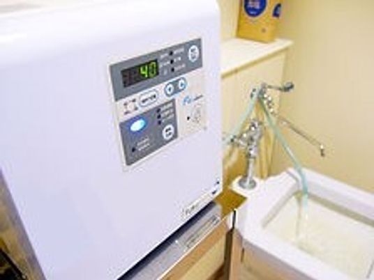手洗いができる場所の上にはとくちゅな機械があり、電源が入っている。