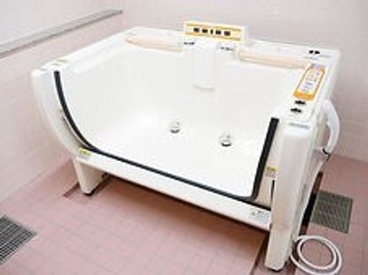 バリアフリー設計の浴槽