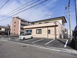 駐車場のある建物外観