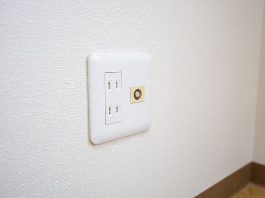 白い壁の電源コンセント