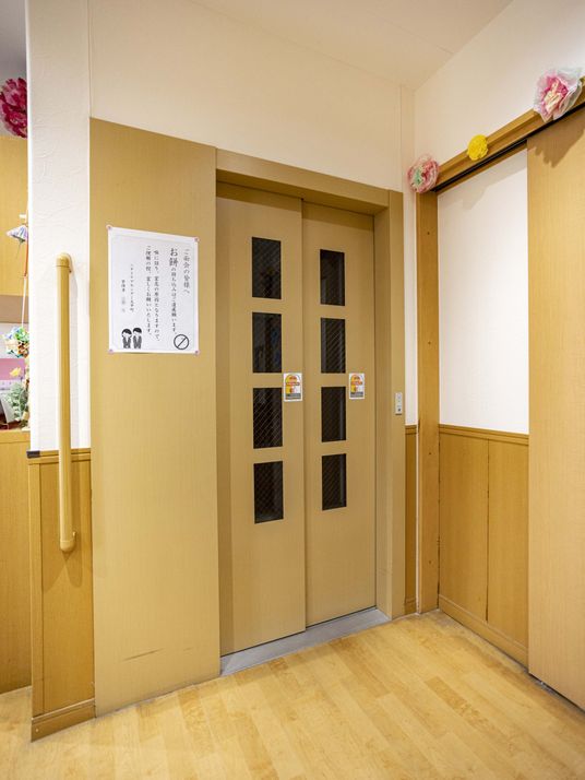 木製引き戸の廊下