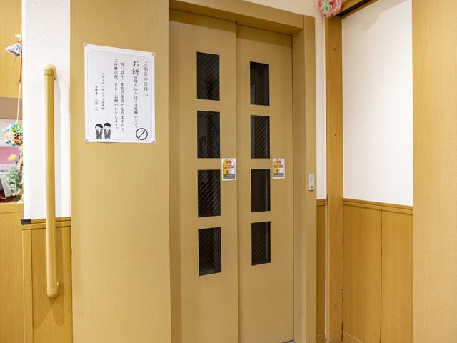 木製引き戸の廊下 廊下 柔らかい色合いの木製引き戸が設置されており、温かみのあるデザインの廊下です。