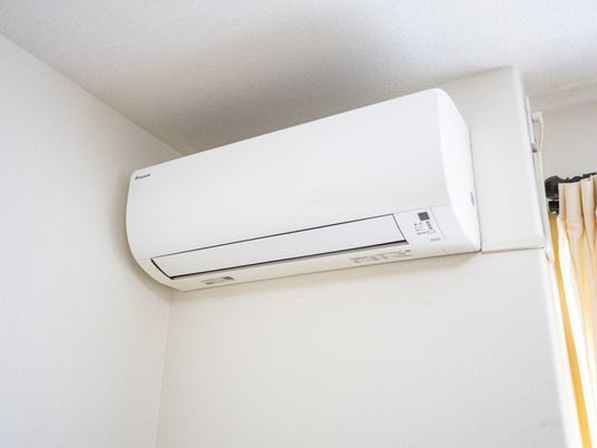 白い壁のエアコン