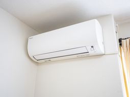 白いエアコンの室内