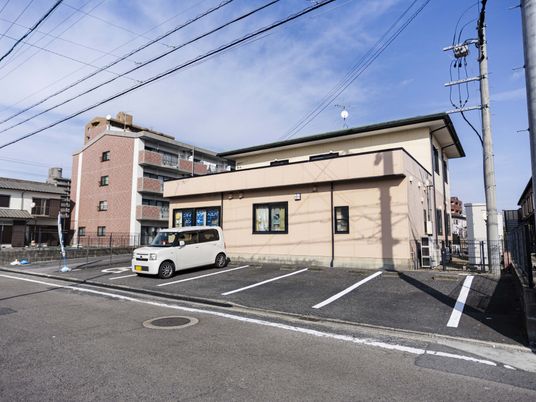 駐車場のある建物の外観