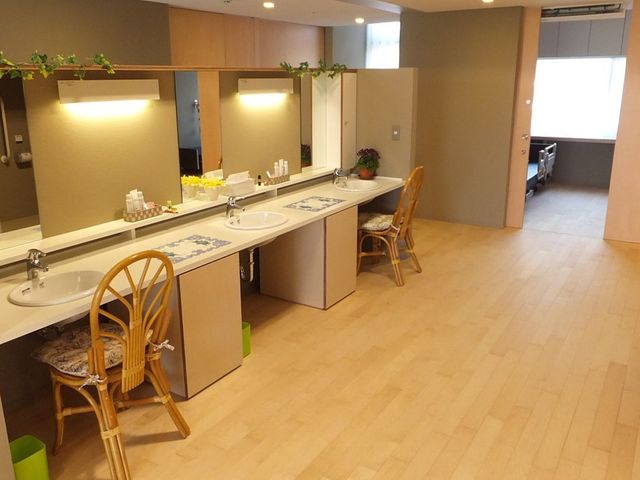 綺麗な手洗い場 洗面所 清潔感のあふれる洗面スペースです。ゆったりとした間隔で配置された洗面台は利用者の快適な日常生活をサポートします。