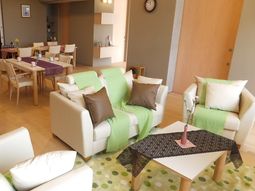 明るい居間の様子