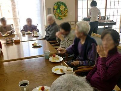食事中の方々がいる部屋