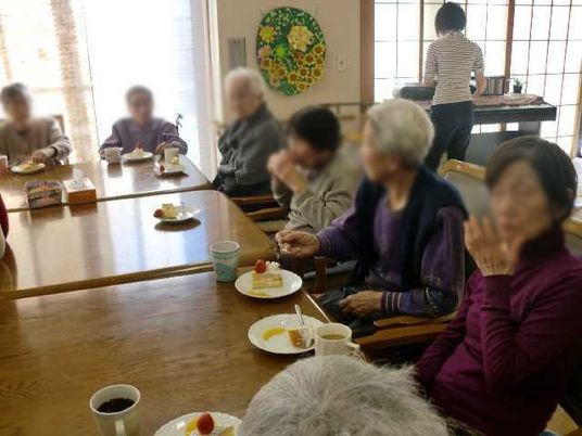 食事中の方々がいる部屋