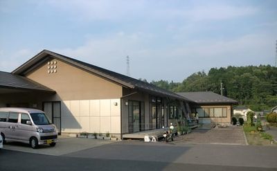 自然に囲まれた外観