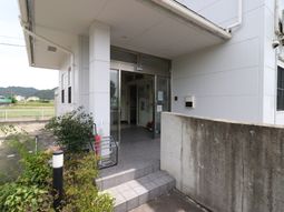 明るいエントランスの外観