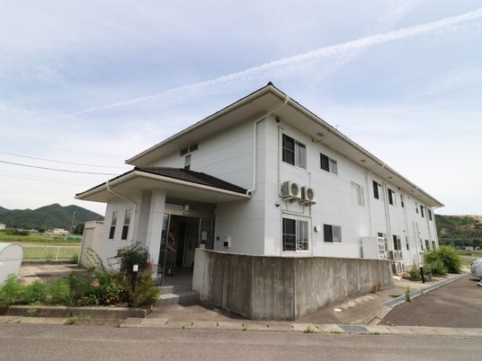 明るい外観の建物エントランス