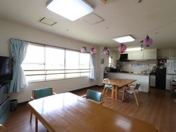 明るい食堂の風景