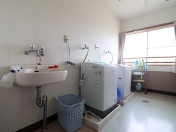 清潔な洗面台と洗濯機