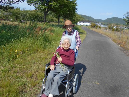 散歩する利用者と支援者