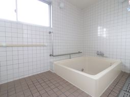 明るい浴室設備