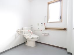 手すり付きのトイレ空間