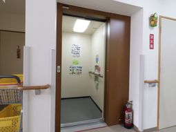 清潔なエレベーター前