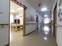 廊下の清潔な光景