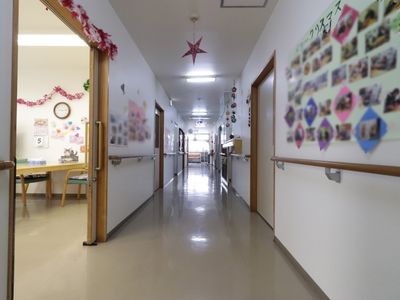手すり付きの明るい廊下
