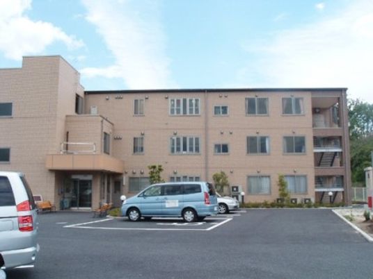 明るい外観の建物