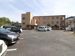 広い駐車スペースの建物