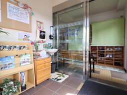 エントランスの明るい空間