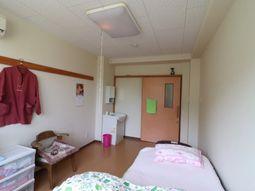明るい居室の内装
