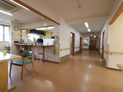 広々とした施設の廊下