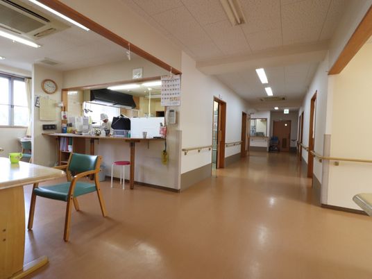 広々とした施設の廊下