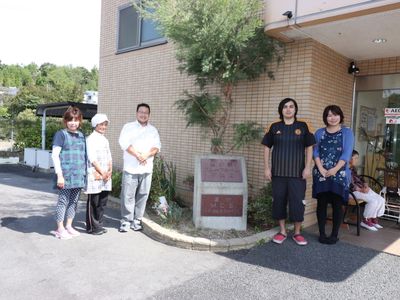 スタッフと玄関前