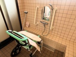 介護用椅子がある浴室  