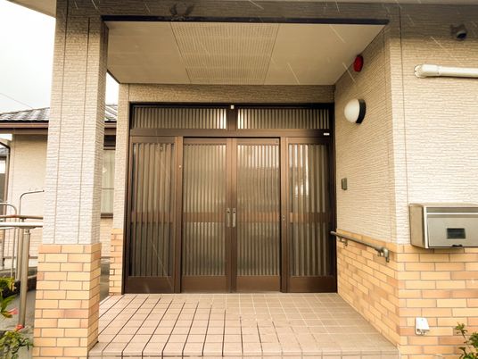 シンプルな建物の外観  