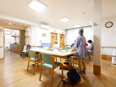 明るい食堂の様子
