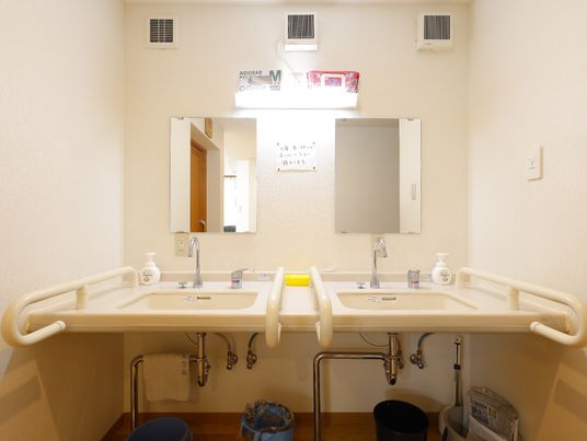 手すり付き洗面台