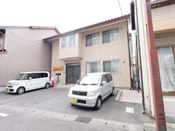 建物正面と駐車スペース
