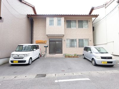 建物の正面と駐車場
