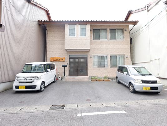 建物の正面と駐車場