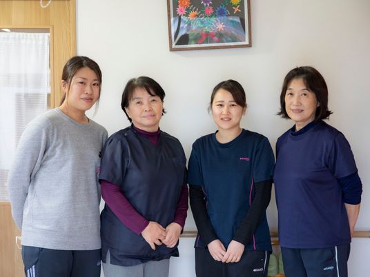スタッフ四人の笑顔