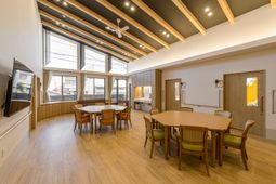 高天井の明るい食堂