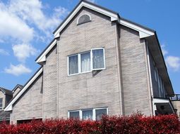 明るい外壁の建物