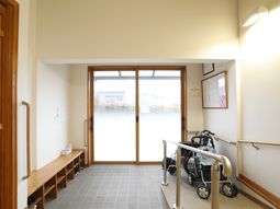 玄関ホールと車椅子