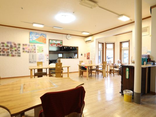 共有スペースの明るい居室