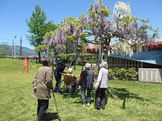 庭でくつろぐ利用者様