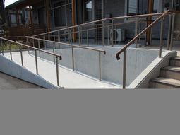 安全な手すり付きエントランス