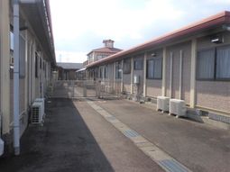 一列に並んだ建物の回廊