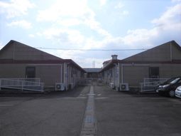 平屋建ての建物並び